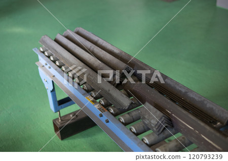 Cutting material with a metal saw 120793239
