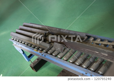 Cutting material with a metal saw 120793240