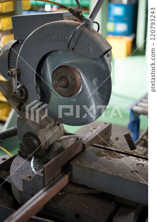 Cutting material with a metal saw 120793243