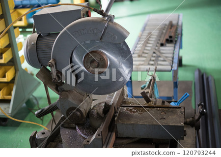 Cutting material with a metal saw 120793244