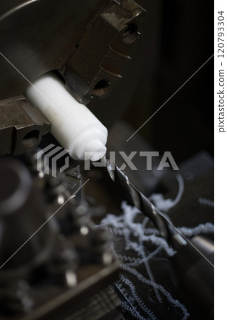 用車床鑽孔 120793304