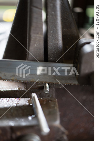 cutting material with band saw 120793505