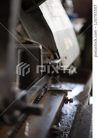cutting material with band saw cutting material with band saw 120793507