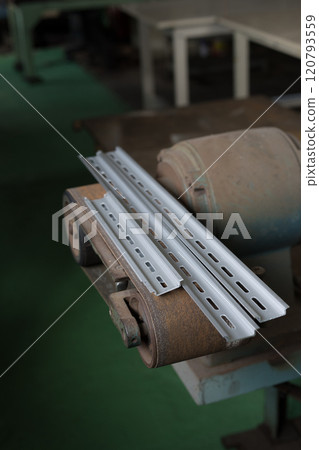 Deburring DIN rails 120793559