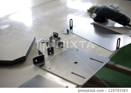 使用研磨機去毛刺 120793565