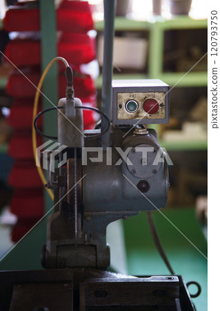 Cutting material with a metal saw Cutting material with a metal saw 120793750