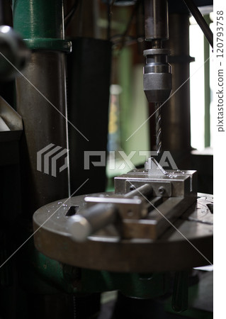 用鑽孔機鑽孔 用鑽孔機鑽孔 120793758