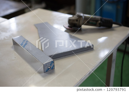 Deburring work with grinder 120793791
