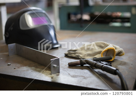 Preparing to weld stainless steel 120793801