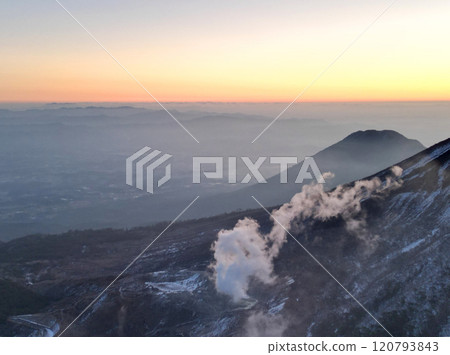 黎明前鳥瞰硫磺山、蝦野高原,散發火山煙霧 黎明前鳥瞰硫磺山、蝦野高原,散發火山煙霧 120793843