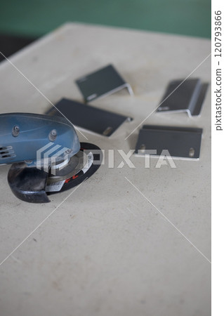 Deburring work with grinder 120793866