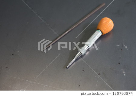 在要打孔的地方用自動沖孔機進行沖孔作業 在要打孔的地方用自動沖孔機進行沖孔作業 120793874