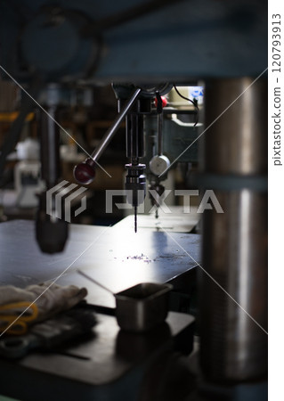 用鑽孔機鑽孔 用鑽孔機鑽孔 120793913