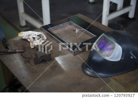 採用 TIG 焊焊接不銹鋼 採用 TIG 焊焊接不銹鋼 120793927