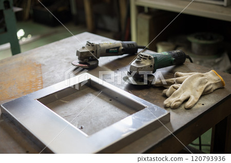 用打磨機對焊接件進行精加工 120793936