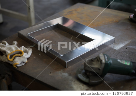 用打磨機對焊接件進行精加工 120793937