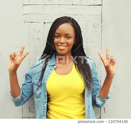 Portrait pretty smiling african woman having fun in city 120794186