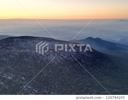 黎明前鳥瞰漂浮在雲海中的大波池和霧島山腳下 黎明前鳥瞰漂浮在雲海中的大波池和霧島山腳下 120794205