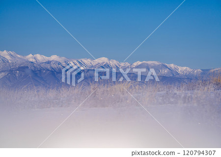 [Winter mountain materials] Snow-capped Northern Alps seen from Kirigamine in winter [Nagano Prefecture] 120794307