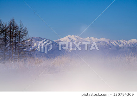 [Winter mountain materials] Snow-capped Northern Alps seen from Kirigamine in winter [Nagano Prefecture] 120794309