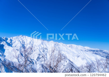 [Snowy mountain material] Landscape seen from Mt. Kotomi in winter [Nagano Prefecture] 120794462