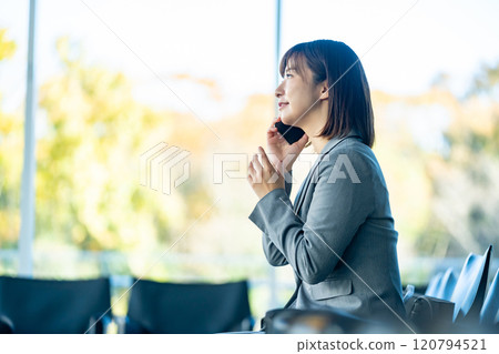 一名女辦公室職員在智慧型手機上交談,一名在機場大廳等人的女性,一名在辦公室工作的辦公室女士 一名女辦公室職員在智慧型手機上交談,一名在機場大廳等人的女性,一名在辦公室工作的辦公室女士 120794521