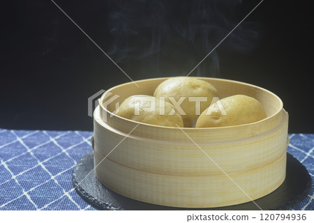 Steaming new potatoes in a steamer Steaming new potatoes in a steamer 120794936