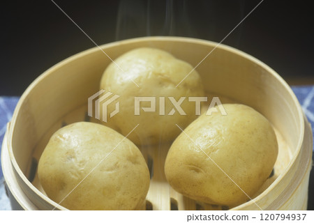 Steaming new potatoes in a steamer Steaming new potatoes in a steamer 120794937