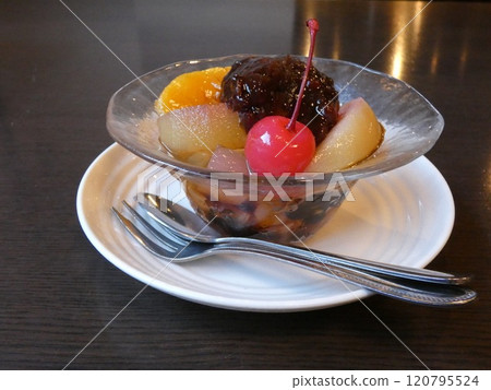 色彩繽紛的甜點/水果豆沙餡（上斜線） 120795524