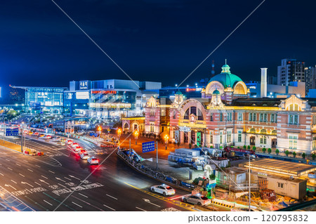 Old and new Seoul Station panoramic night view 120795832