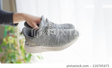 穿跑鞋的女人 120795875