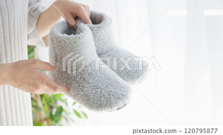 穿房間鞋的女人 120795877