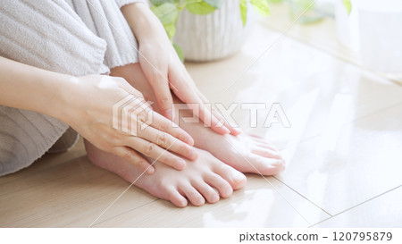 Barefoot cold sensitive woman 120795879