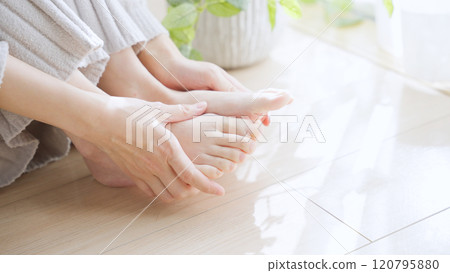 Barefoot cold sensitive woman 120795880