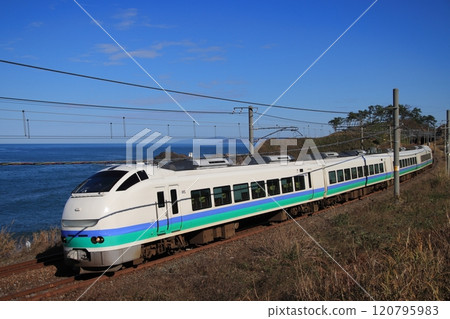 The E653 series (reprinted Kaminumatari color) express train Shirayuki runs through the spectacular Shinetsu Main Line_Photo taken on December 2, 2024 The E653 series (reprinted Kaminumatari color) express train Shirayuki runs through the spectacular Shinetsu Main Line_Photo taken on December 2, 2024 120795983