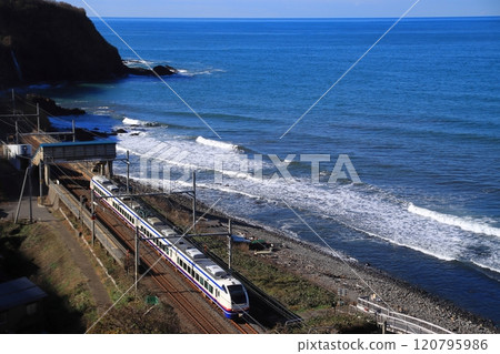 E653系列特急白雪經過日本最靠近大海的車站JR青海川站__2024年12月2日拍攝 120795986