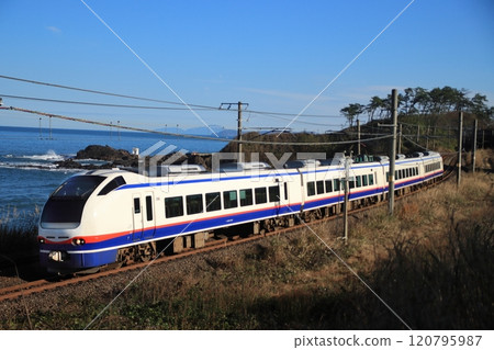 E653 series express train Shirayuki running through the spectacular Shinetsu Main Line_Photo taken on December 2, 2024 120795987