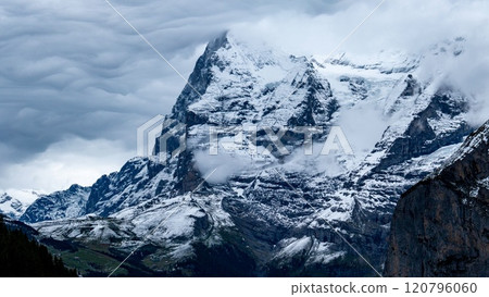 從阿梅爾圖貝爾徒步旅行俯瞰艾格峰北壁的風景，米倫，勞特布龍嫩，瑞士 120796060