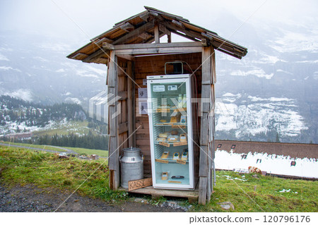 從客來雪德徒步前往瑞士翁根起司牛奶自動販賣小屋 120796176