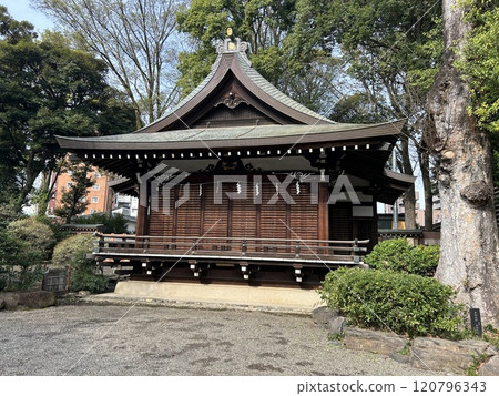 This is the Kagura hall of Okunitama Shrine, a shrine in Fuchu City, Tokyo. This is the Kagura hall of Okunitama Shrine, a shrine in Fuchu City, Tokyo. 120796343