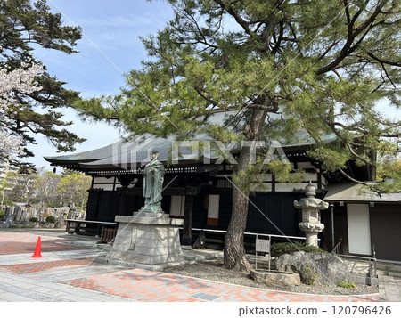 This is the main hall of An'yo-ji Temple, located in Fuchu City, Tokyo, seen from the front right. 120796426