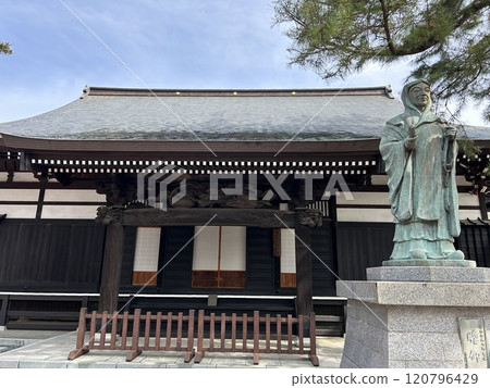 This is the main hall of An'yo-ji Temple, located in Fuchu City, Tokyo, seen from the front. 120796429