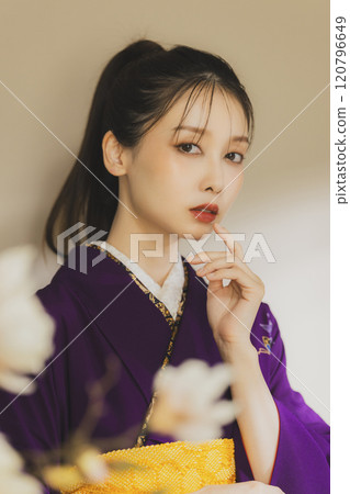 穿著紫色和服的年輕女子，長袖 120796649