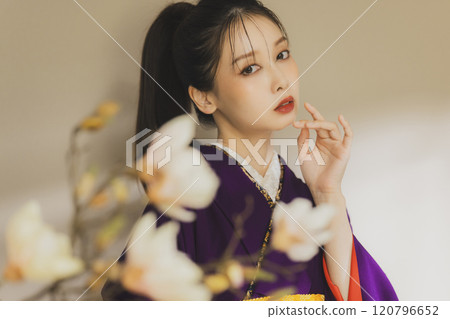 穿著紫色和服的年輕女子，長袖 120796652