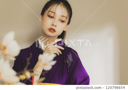 穿著紫色和服的年輕女子，長袖 120796654