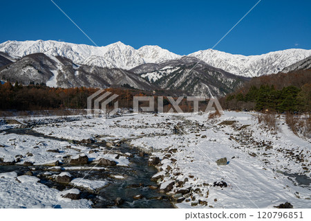 晴朗的天空、秋天的北阿爾卑斯山和清澈的溪流，長野縣白馬村 120796851
