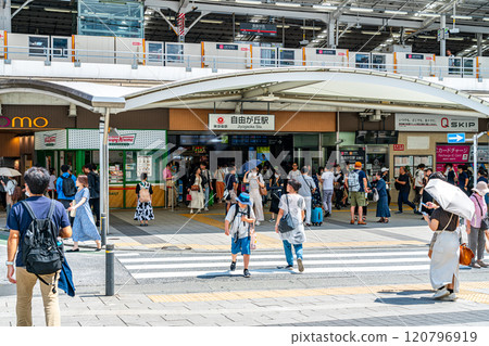[東京]人來人往的自由之丘站 120796919