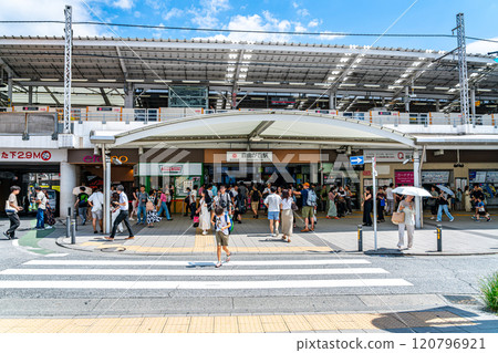 [Tokyo] Jiyugaoka Station, a bustling area 120796921