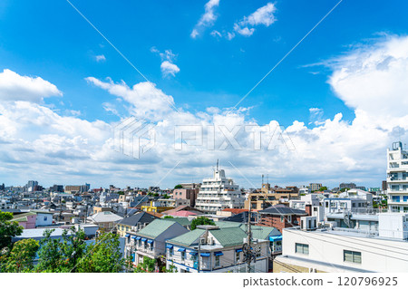 [Tokyo] The streets of Jiyugaoka under a refreshing summer blue sky 120796925