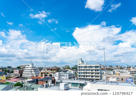 [東京] 夏日藍天清爽的自由之丘街道 120796927